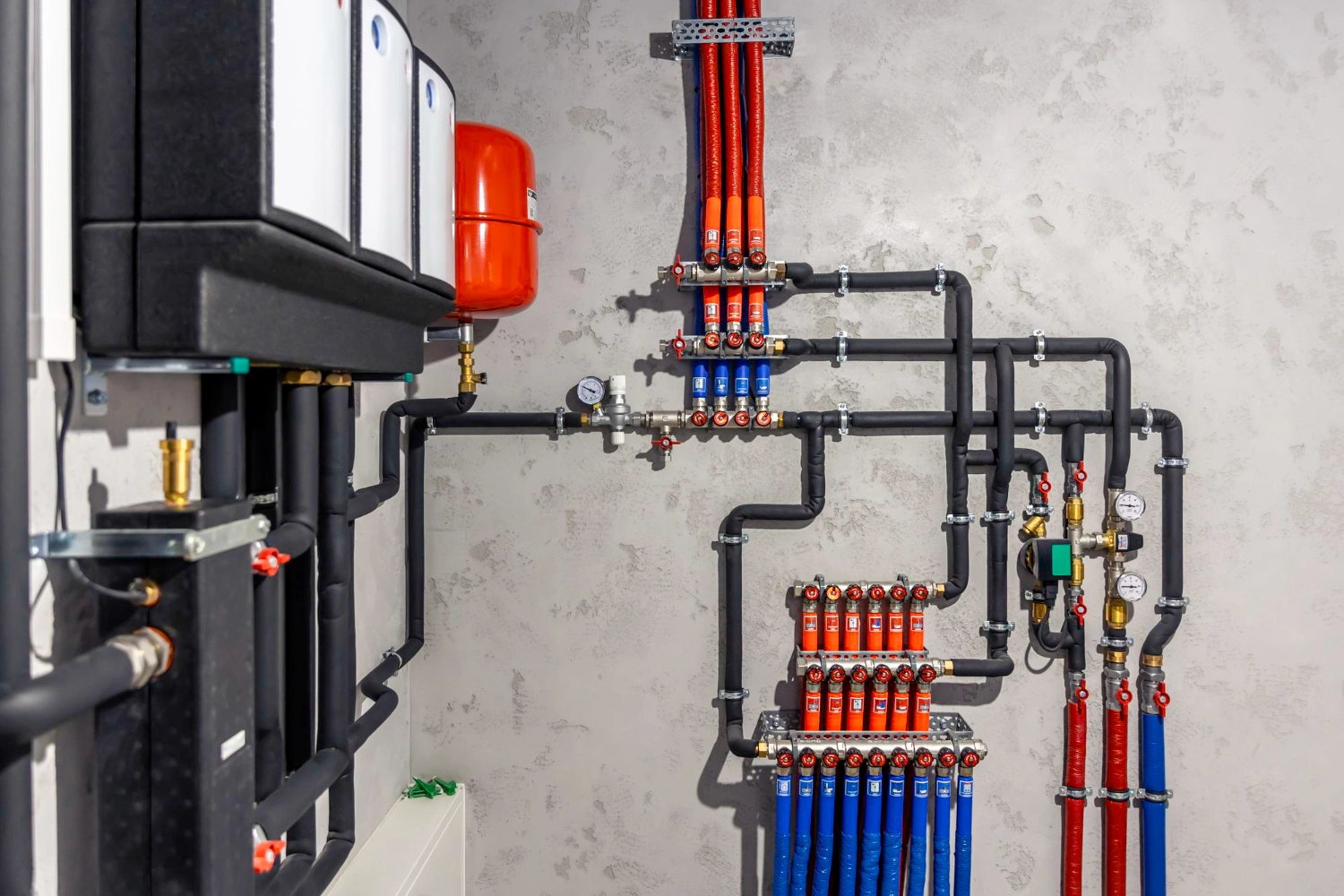 Schneider SHK-Service GmbH - Sanitär-, Heizungs- und Klimaanlagen - Eine moderne, wasserbasierte Fußbodenheizung wurde in einem Technikraum installiert.